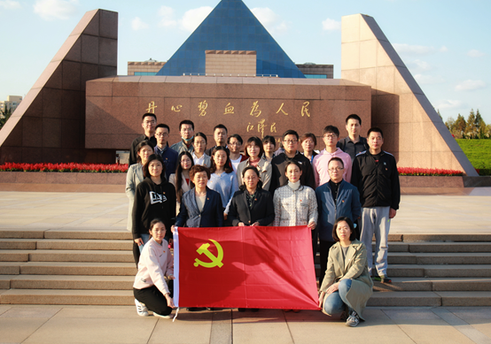 图为全体党员参观龙华烈士纪念馆合照 图为全体党员参观龙华烈士纪念馆合照