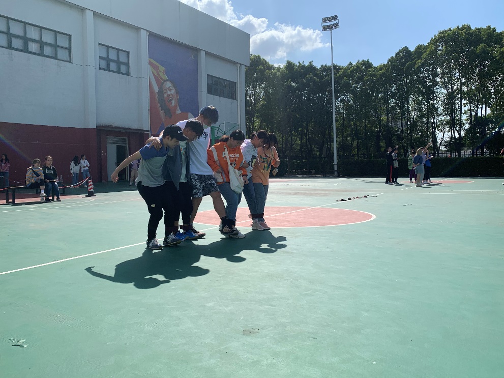 图为“六人七足”活动现场 图为“六人七足”活动现场