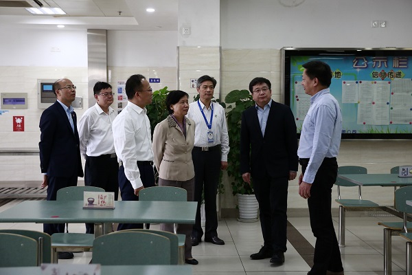 图为走访学校食堂 图为走访学校食堂