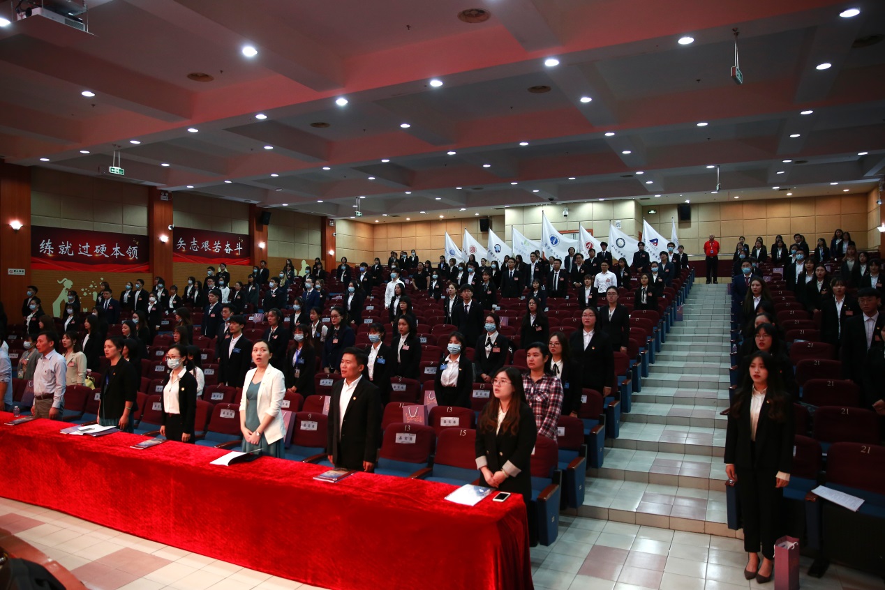 图为上海商学院第八次学生代表大会全体代表集体起立奏唱国歌 图为上海商学院第八次学生代表大会全体代表集体起立奏唱国歌