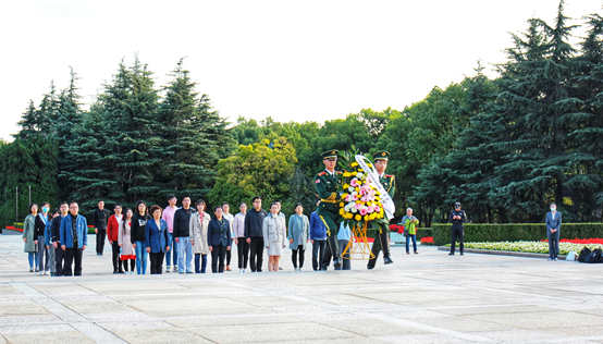 图为校党委副书记劳晓芸带领党员们步入龙华烈士陵园革命烈士纪念碑广场 图为校党委副书记劳晓芸带领党员们步入龙华烈士陵园革命烈士纪念碑广场