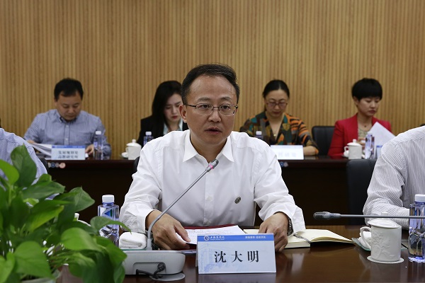 fb03bfb736b04688a1f3174874b477dc.jpg 图为党委书记沈大明汇报学校工作情况-改.jpg