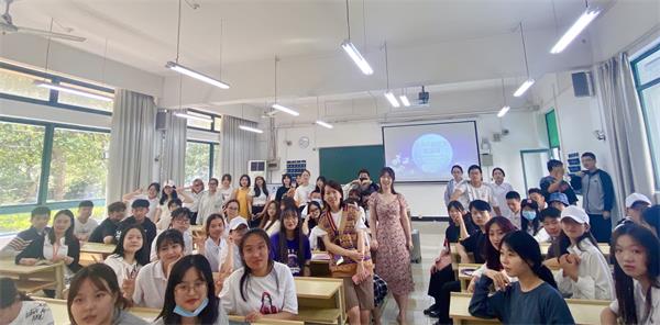 图为活动现场 图为活动现场