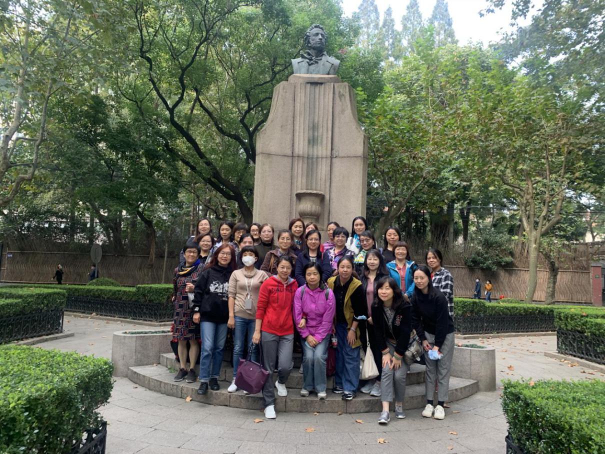 女教授、女干部在普希金像前合影留念 女教授、女干部在普希金像前合影留念