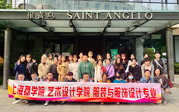 图为“自媒体运营组”学生到报喜鸟集团和上海锐邦文化传播股份有限公司考察调研合影 图为“自媒体运营组”学生到报喜鸟集团和上海锐邦文化传播股份有限公司考察调研合影