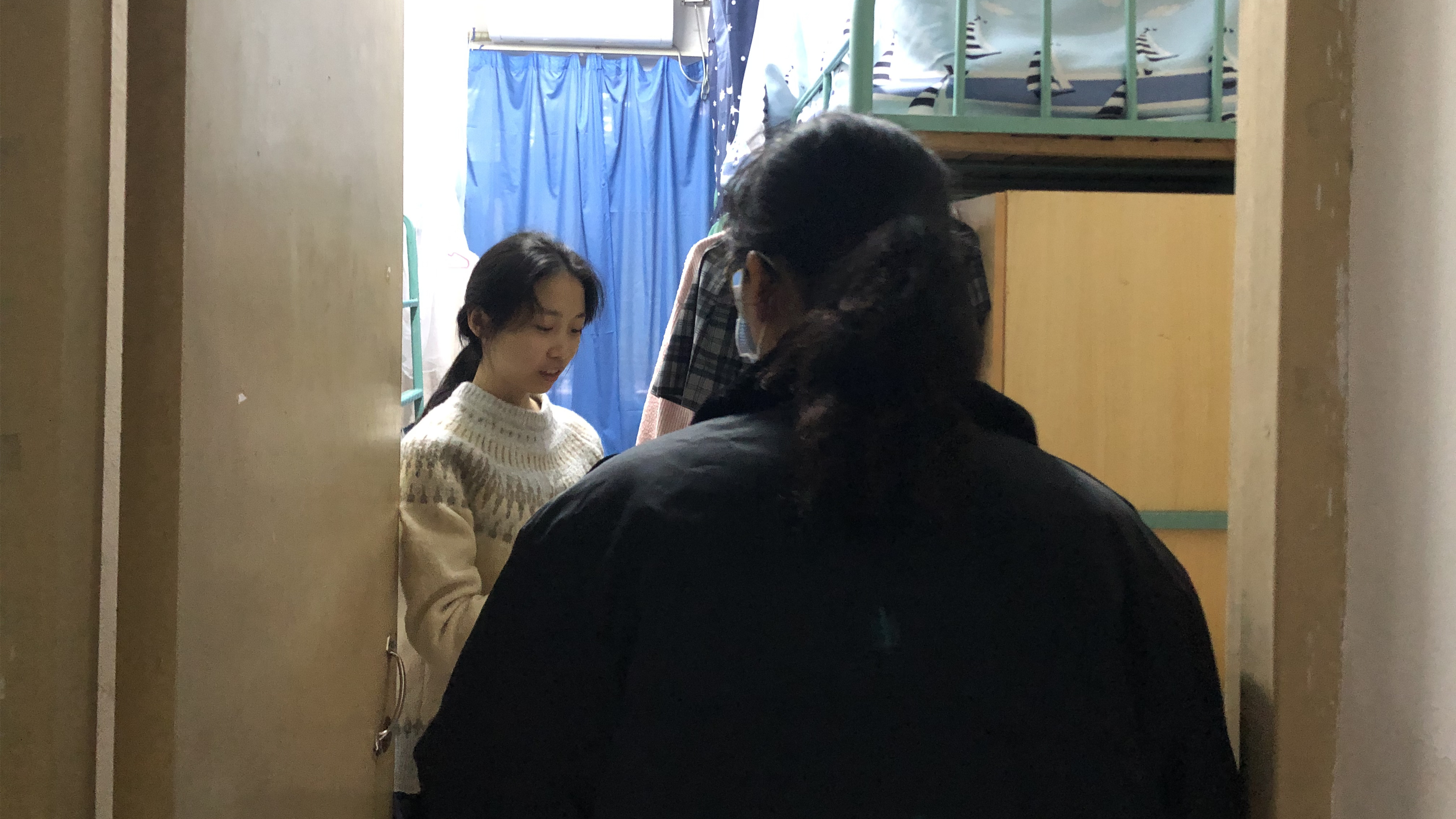 图为民警向学生发放宣传单并认真讲解