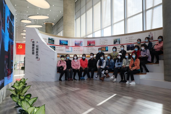 图为观看《而立浦东》宣传片 图为观看《而立浦东》宣传片