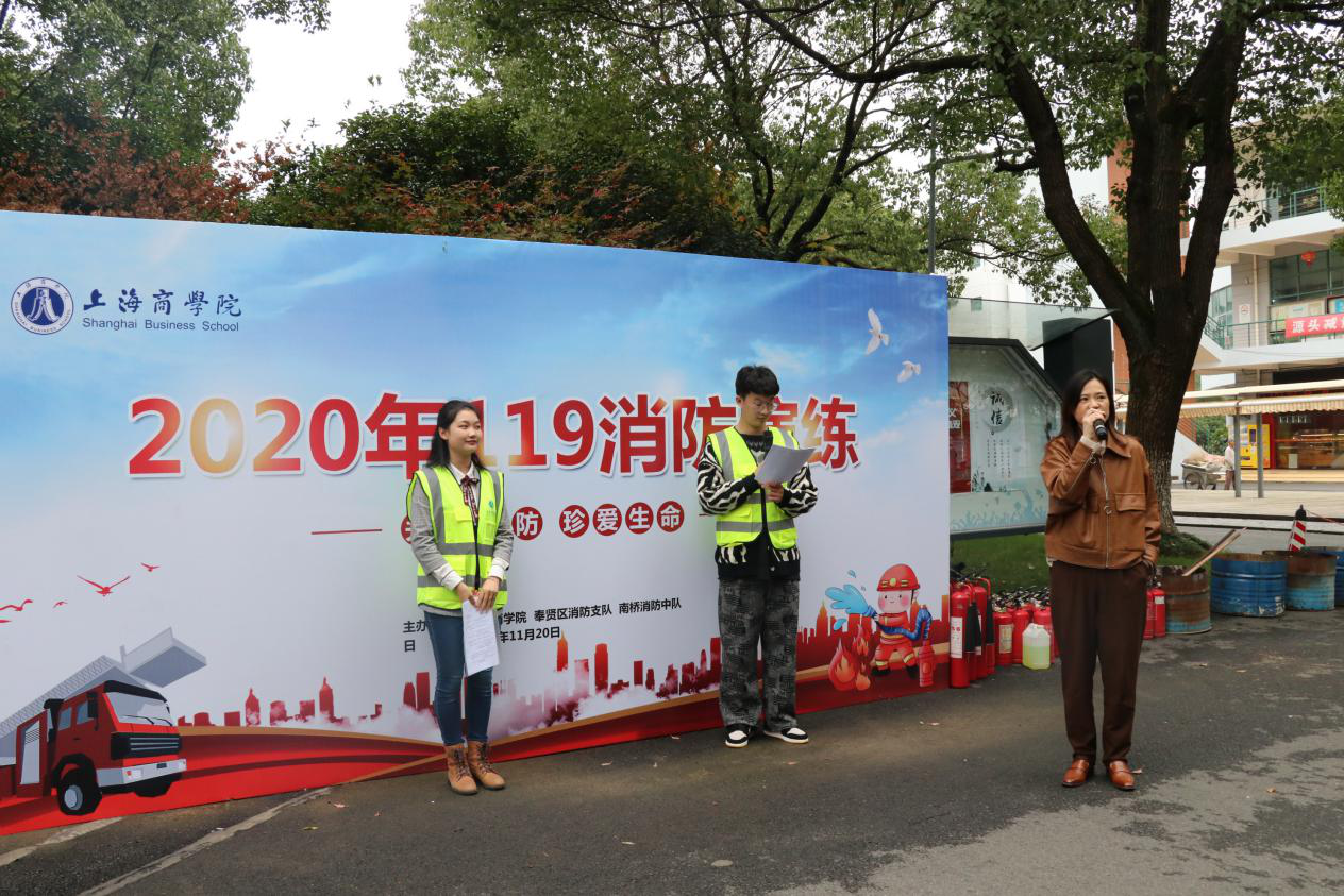 图为翁德玮宣布演练开始 图为翁德玮宣布演练开始