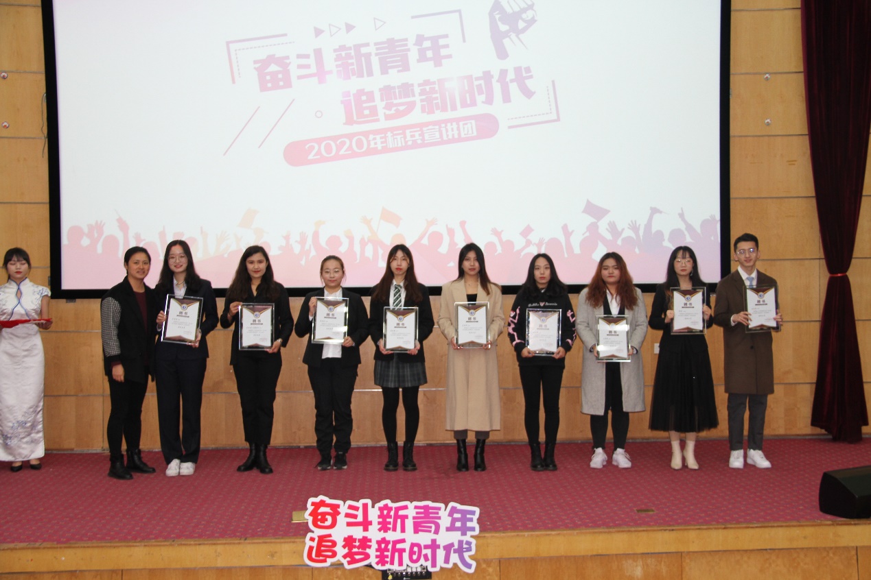 图为标兵宣讲现场 图为标兵宣讲现场