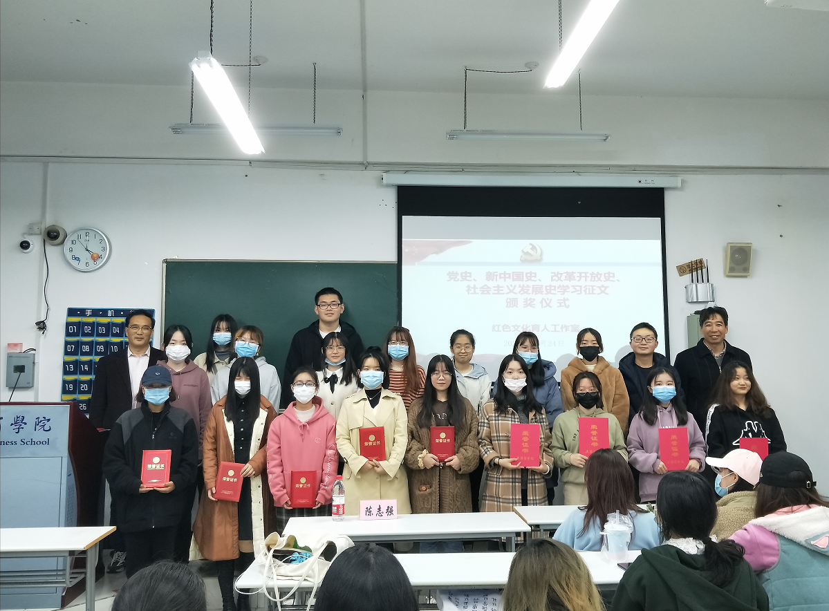 图为活动师生合影 图为活动师生合影