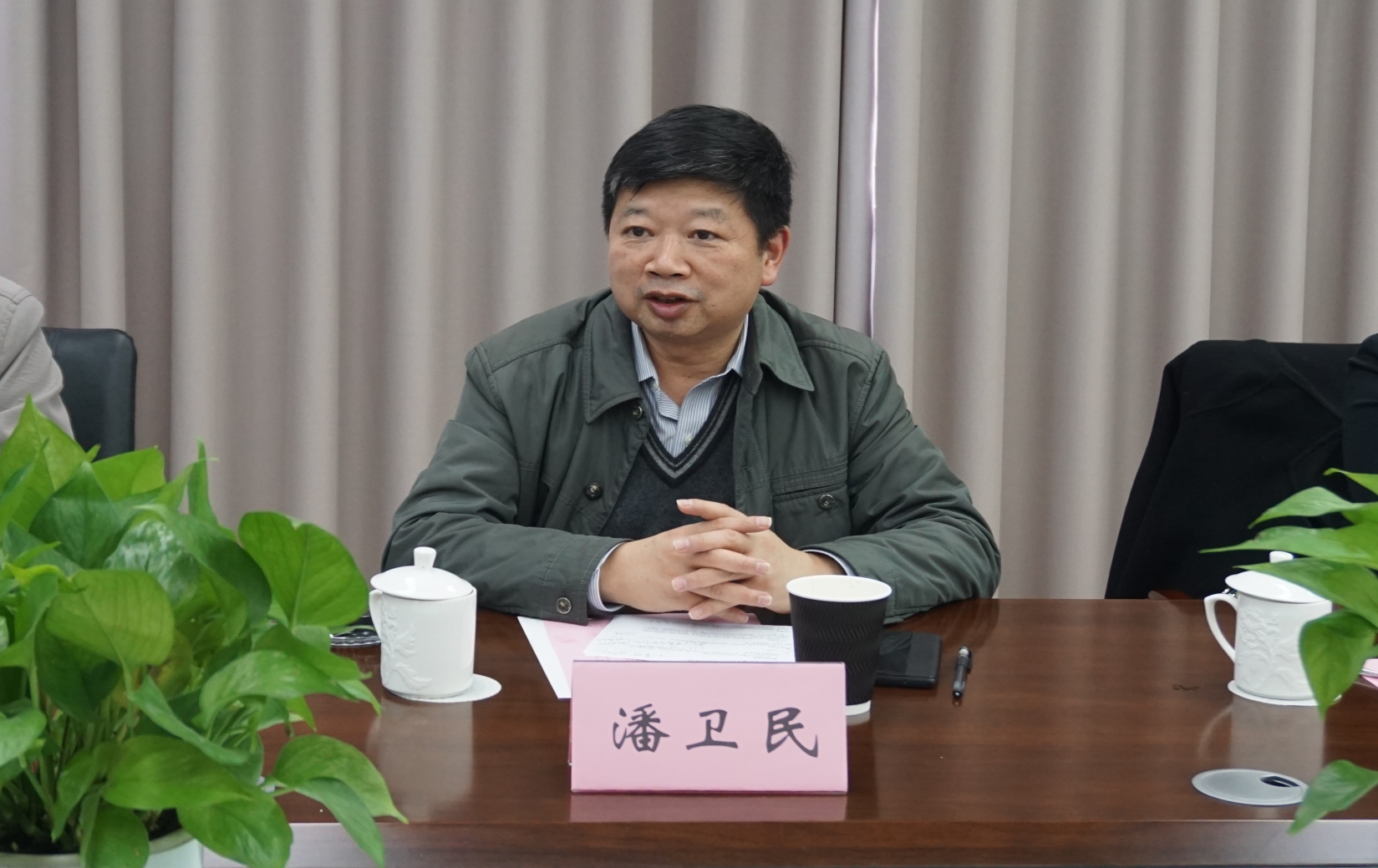 图为潘教授发言 图为潘教授发言