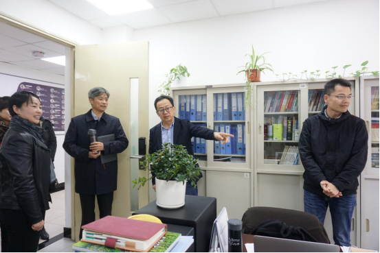 图为唐海燕实地察看学院办公环境 图为唐海燕实地察看学院办公环境