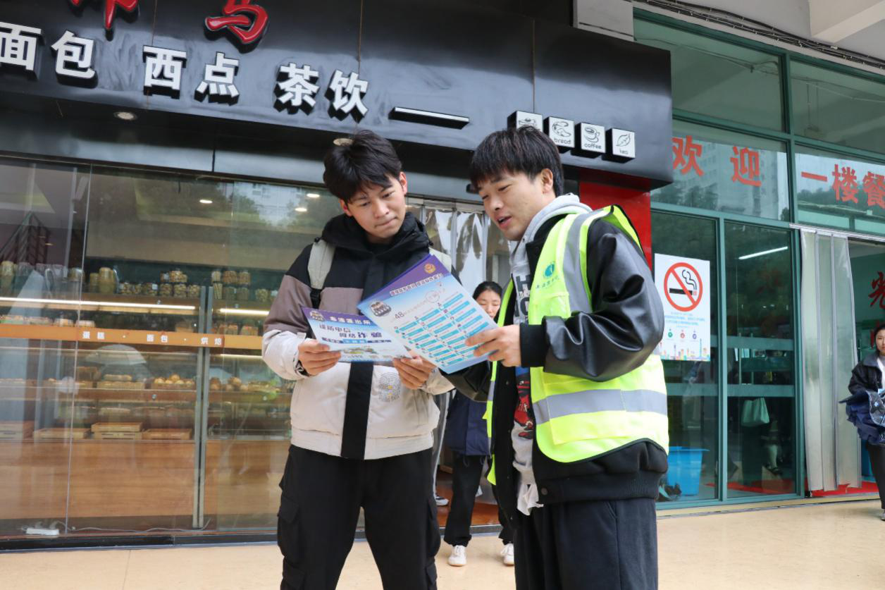 图为护校队员向学生发放宣传单并认真讲解 图为护校队员向学生发放宣传单并认真讲解