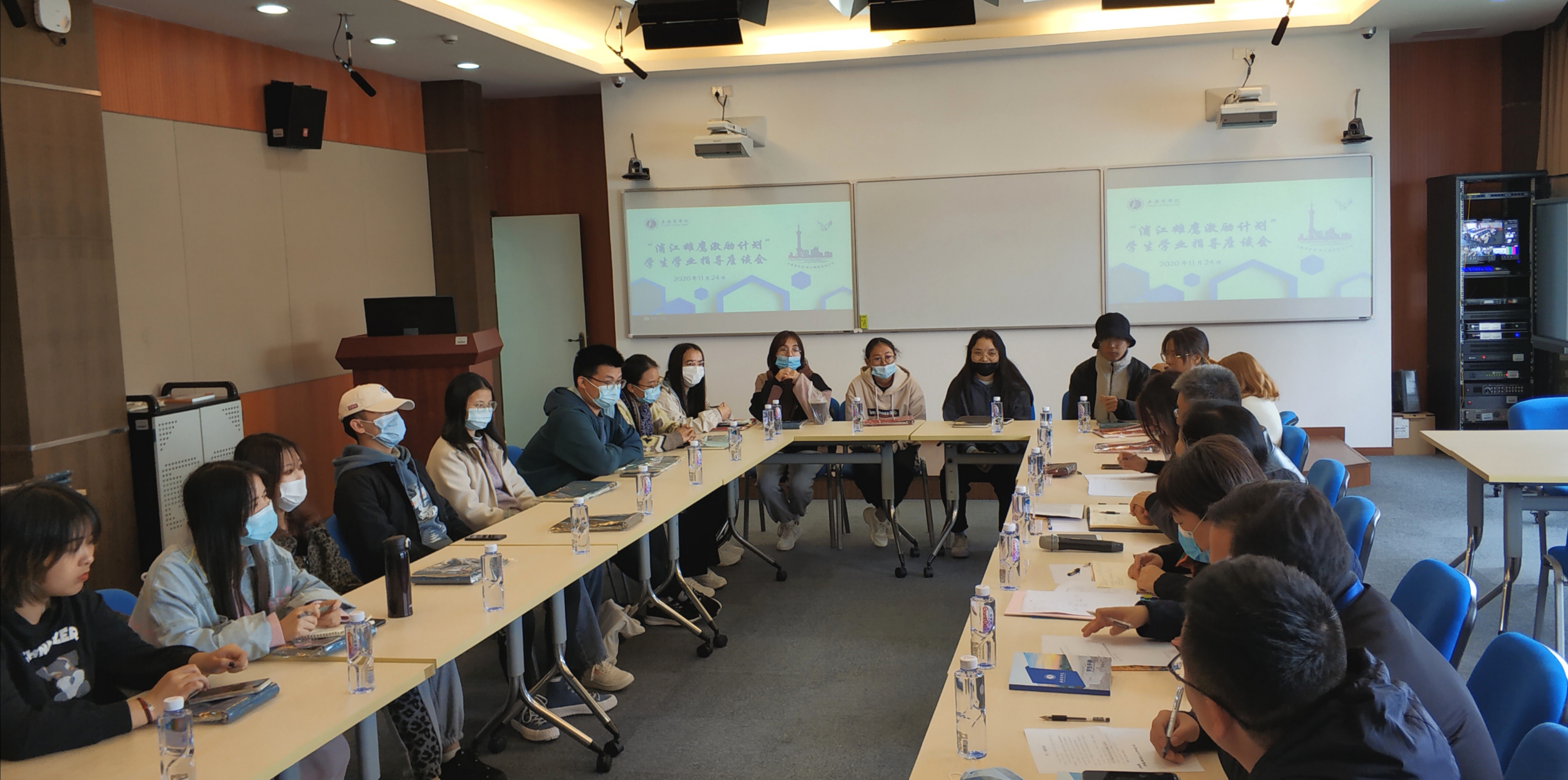 图为座谈会现场 图为座谈会现场