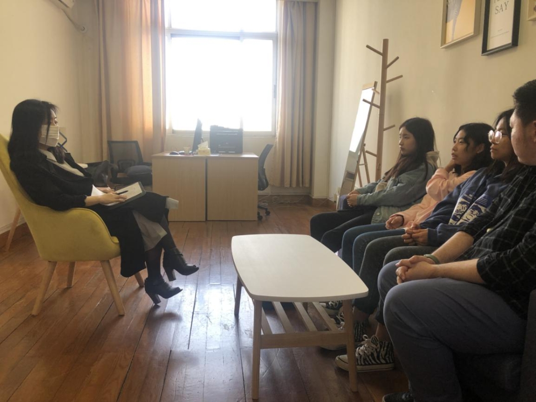 图为座谈会现场 图为座谈会现场