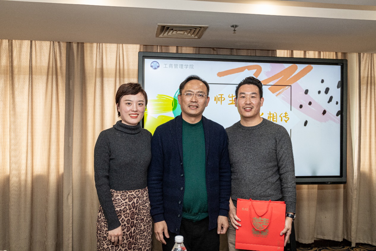 图为校友与王胜桥老师合影