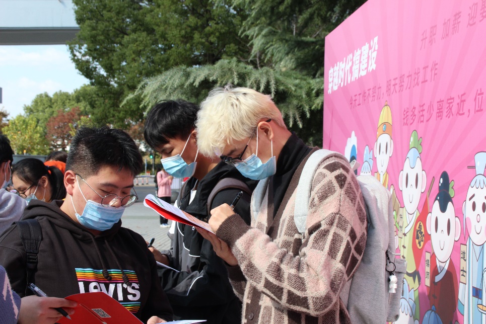 图为学生认真填写活动手册 图为学生认真填写活动手册