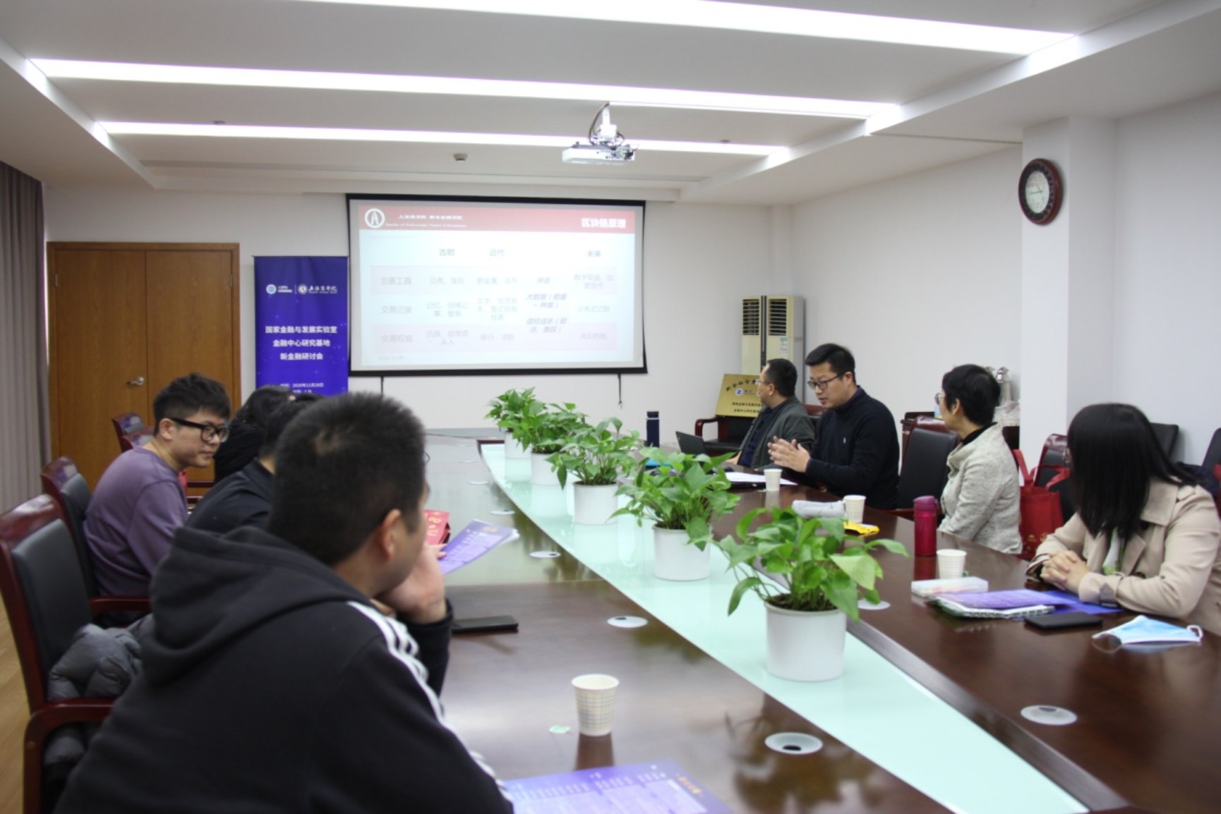 图为研讨会现场 图为研讨会现场