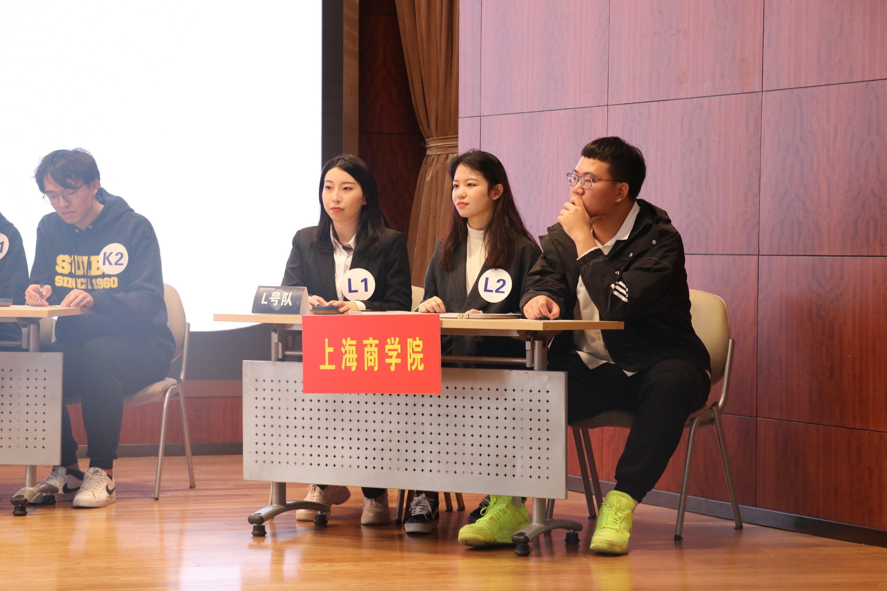 图为我校代表队沉着应战