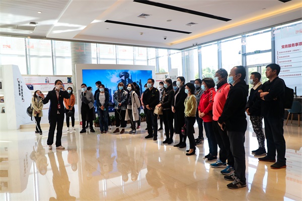 图为在浦东新区党建服务中心进行参观学习 图为在浦东新区党建服务中心进行参观学习
