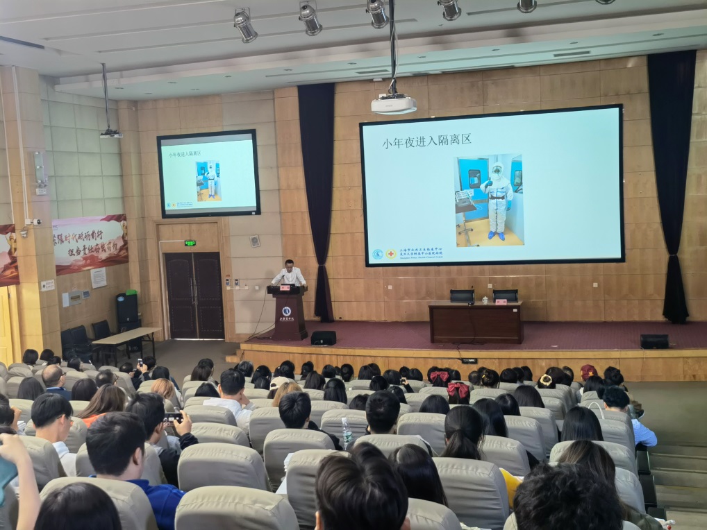 图为报告会现场 图为报告会现场