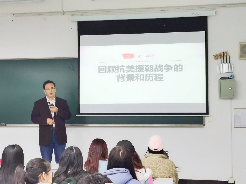 图为陈志强老师为大家讲解抗美援朝精神 图为陈志强老师为大家讲解抗美援朝精神