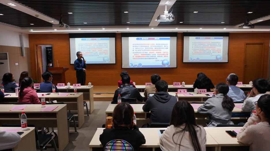 图为汤兵勇教授做主题报告 图为汤兵勇教授做主题报告