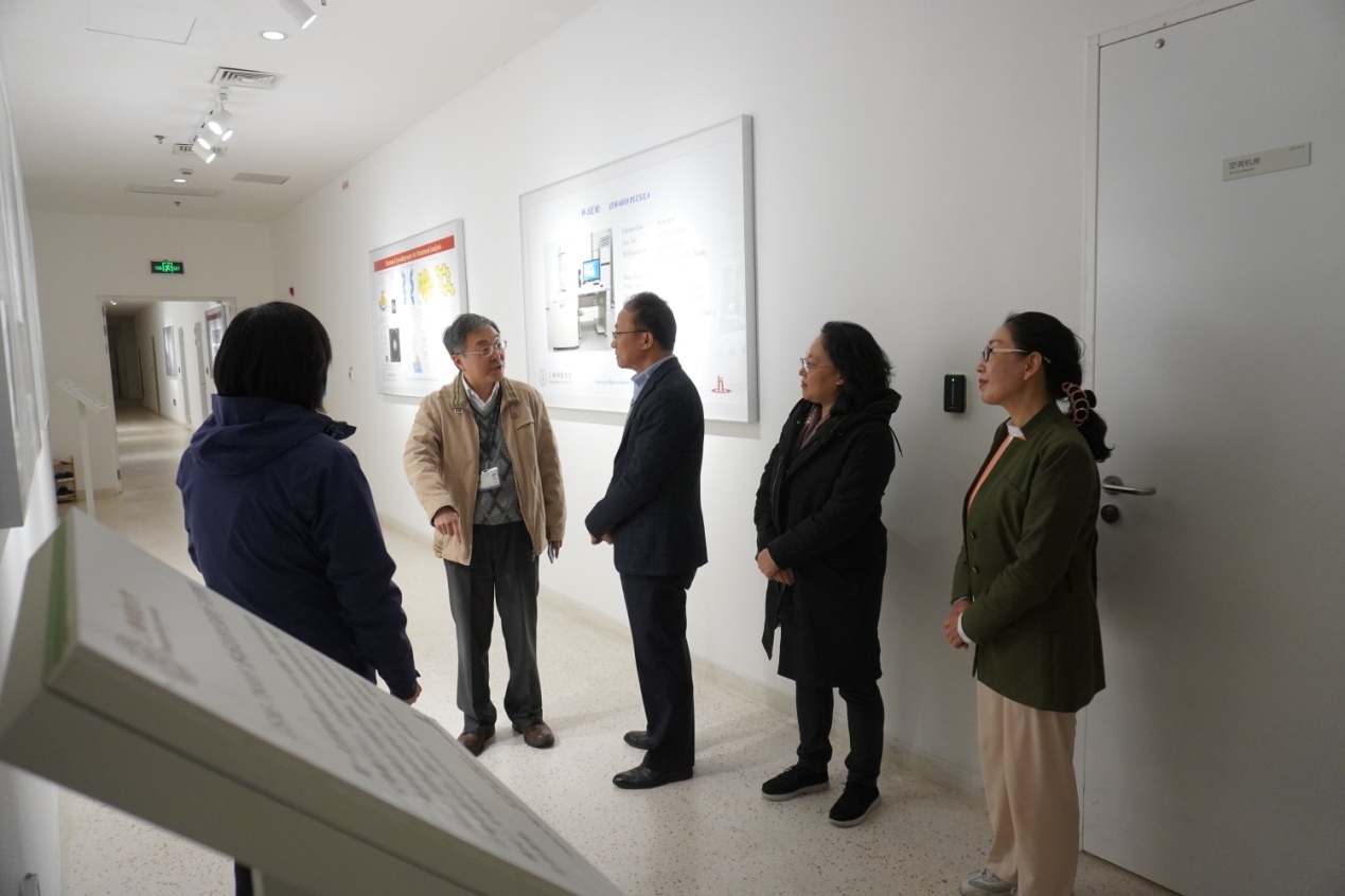 参观电镜中心、软物质微纳加工实验室 参观电镜中心、软物质微纳加工实验室