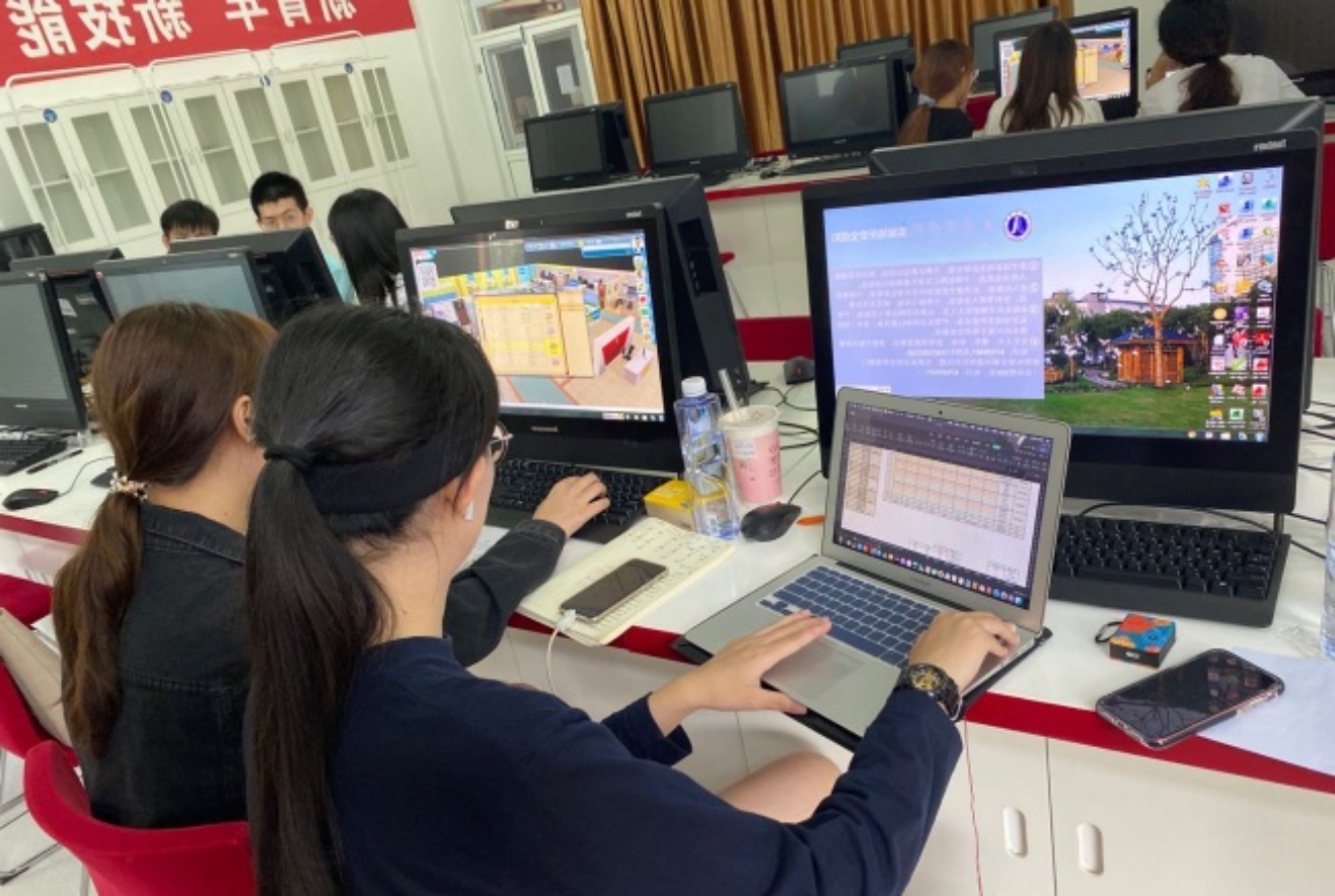 图为训练现场 图为训练现场