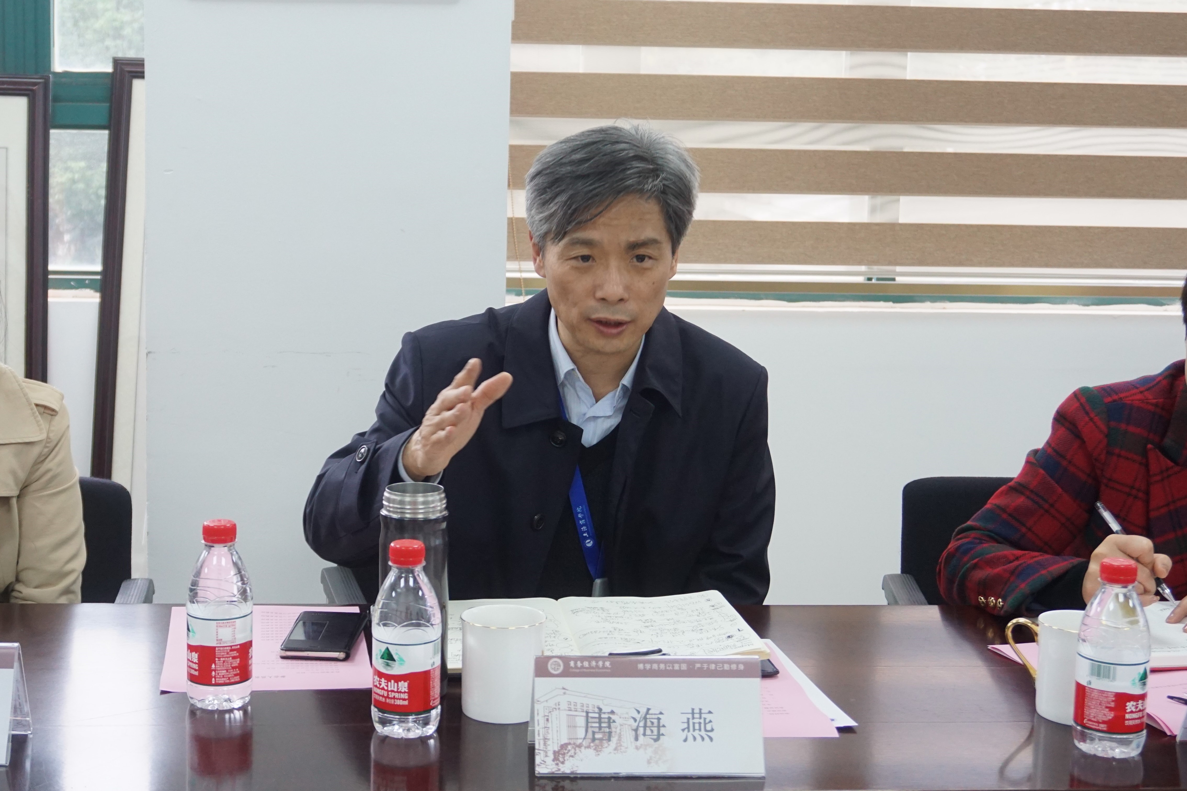 图为唐海燕讲话 图为唐海燕讲话