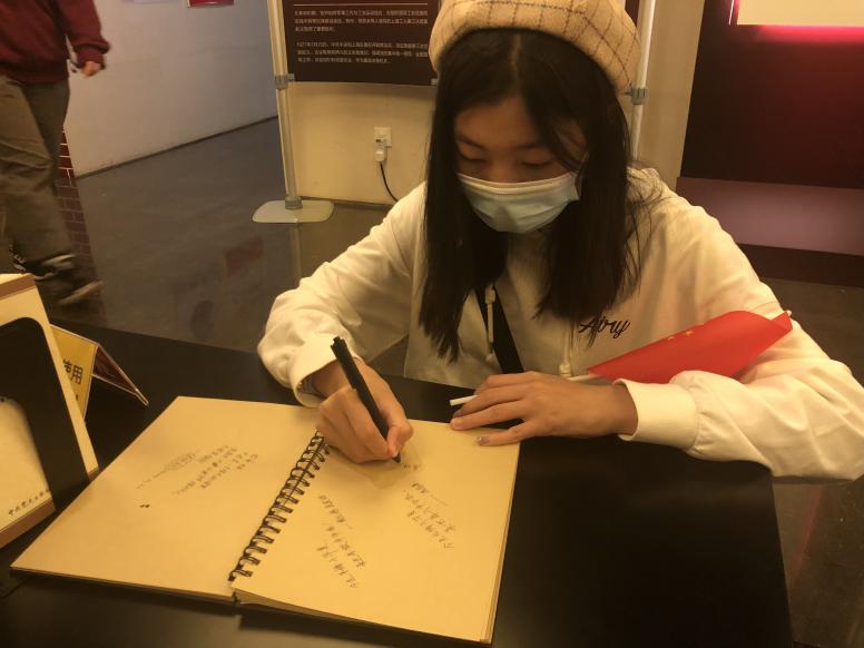 图为学生在中共四大纪念馆留言