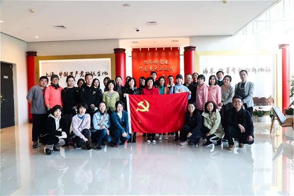 图为参观学习合影 图为参观学习合影