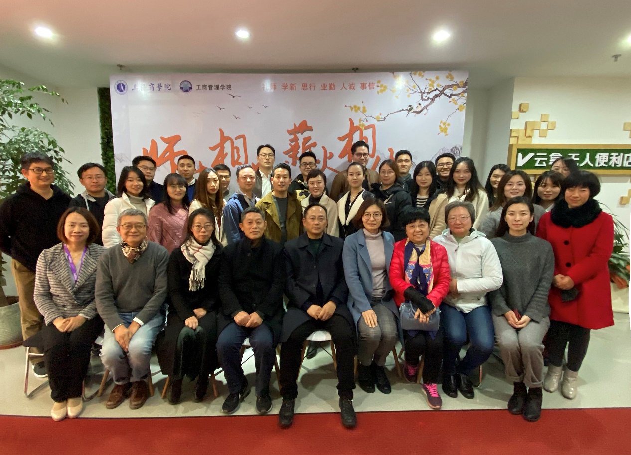 图为返校日活动师生校友合影