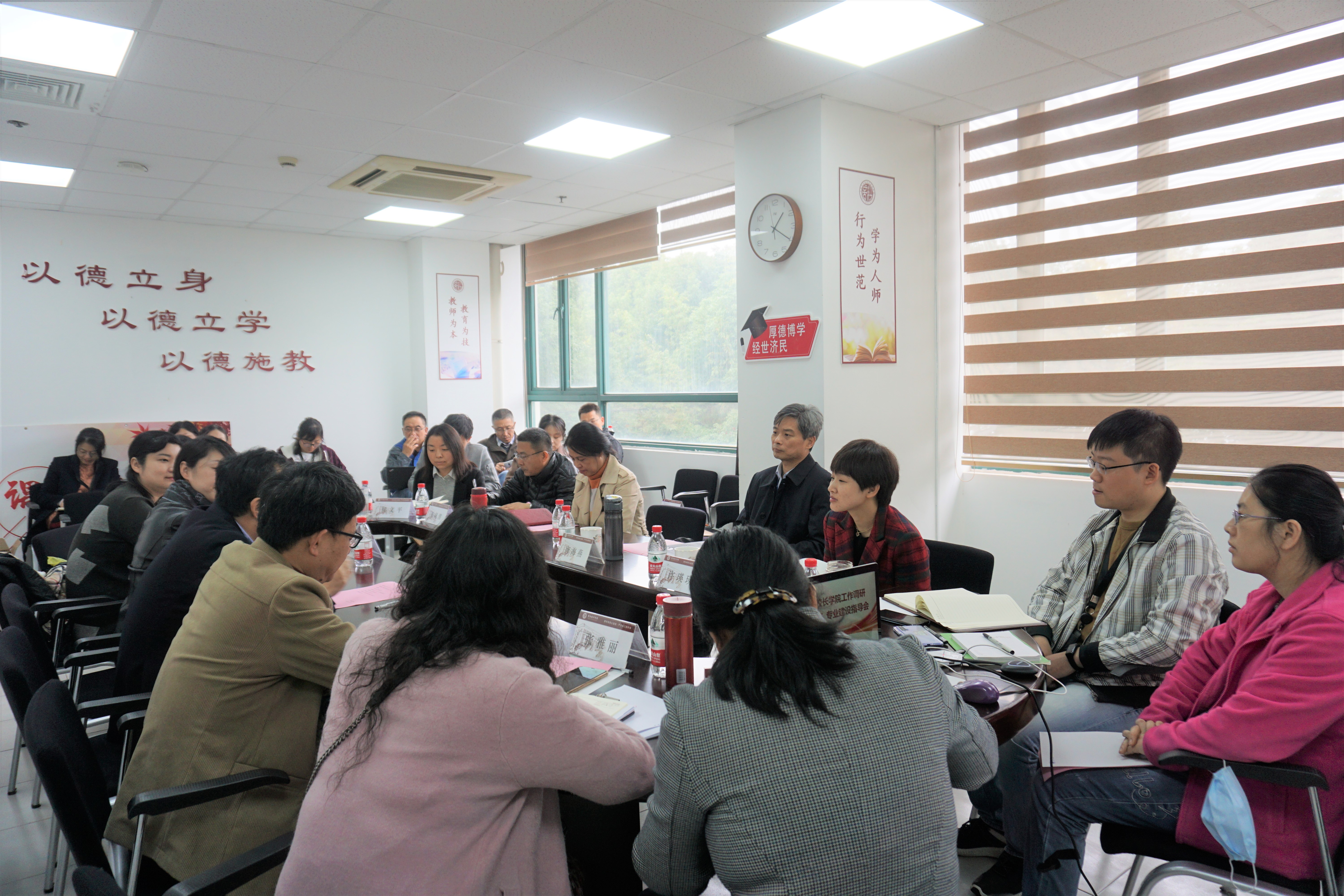 图为调研座谈会现场 图为调研座谈会现场