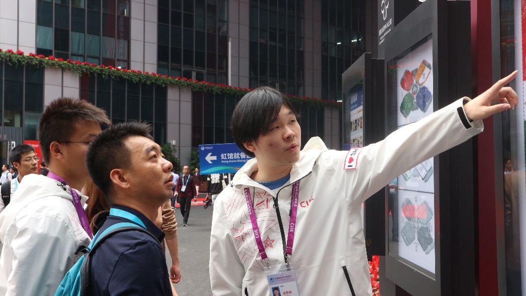 (图为许麒华担任第二届中国国际进口博览会志愿者) (图为许麒华担任第二届中国国际进口博览会志愿者)