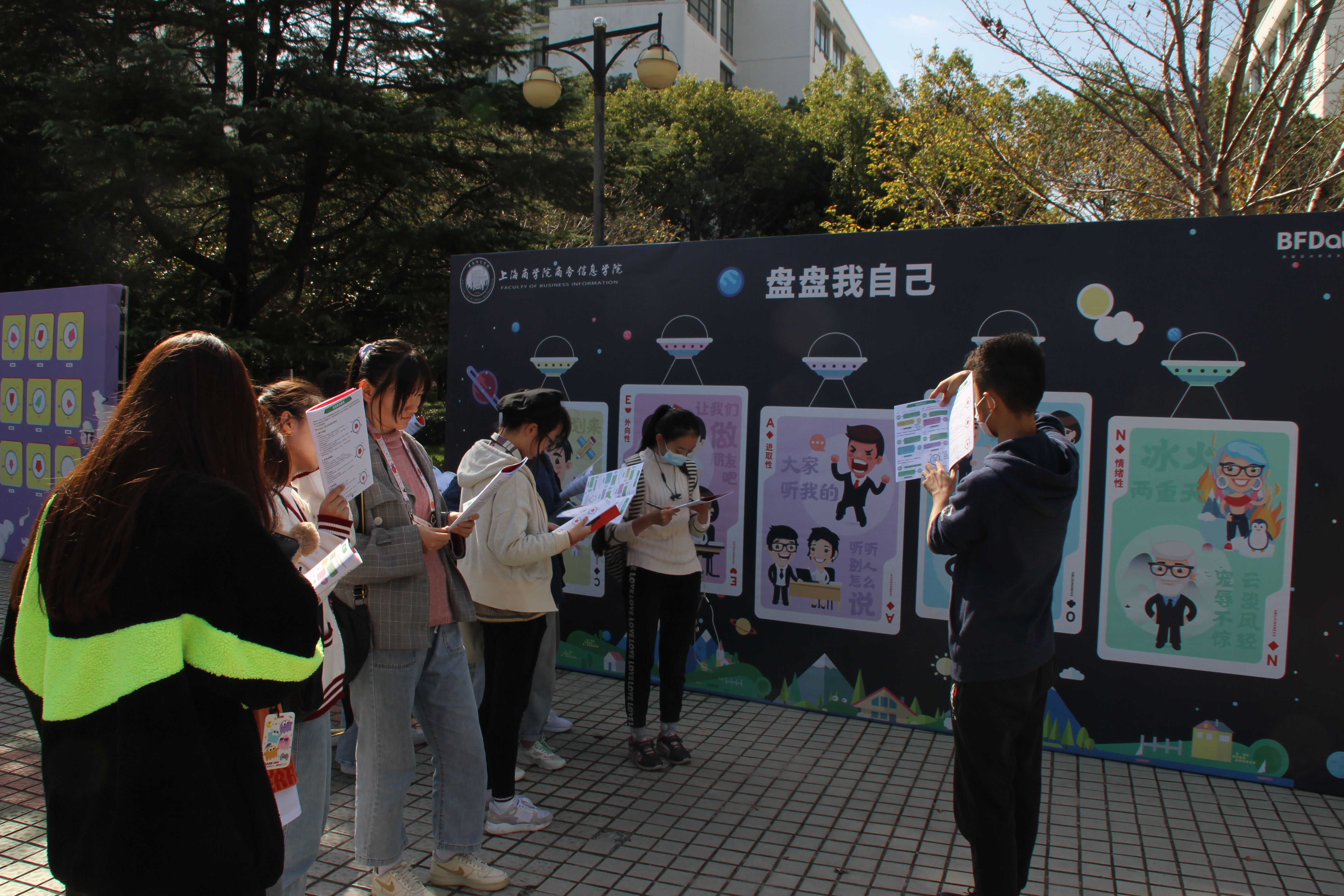 图为志愿者带领学生参与活动 图为志愿者带领学生参与活动