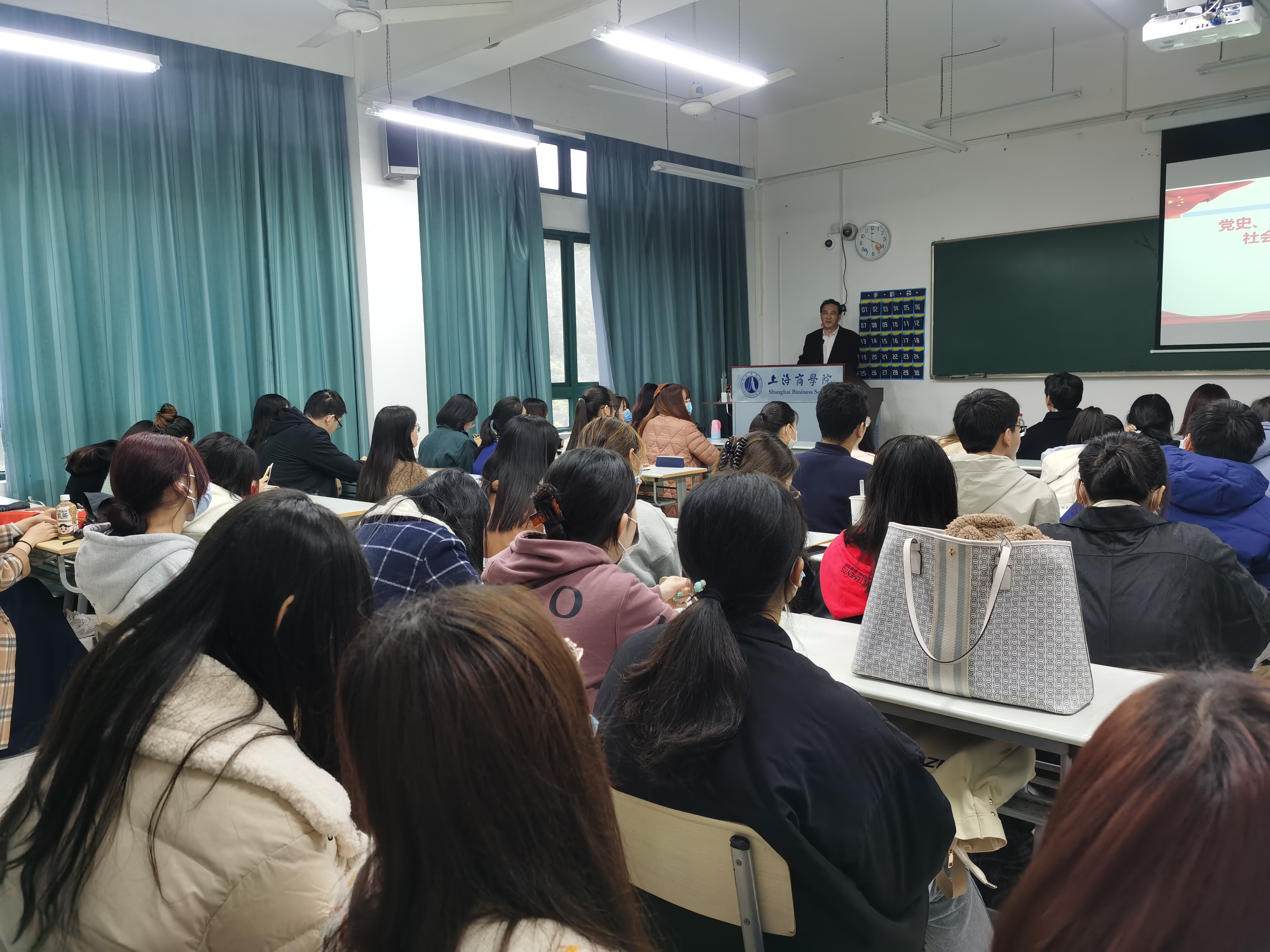 图为“抗美援朝精神与民族自信”的专题讲座现场(2) 图为“抗美援朝精神与民族自信”的专题讲座现场(2)