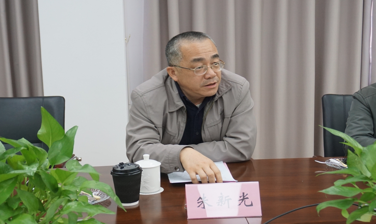 图为朱教授发言 图为朱教授发言