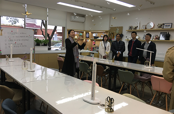 图为校友代表参观“小饰界”工作室