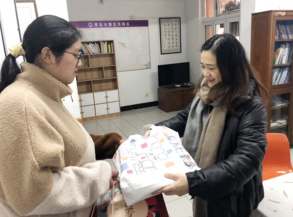 图为翁德玮副书记为学生发放慰问物资 图为翁德玮副书记为学生发放慰问物资