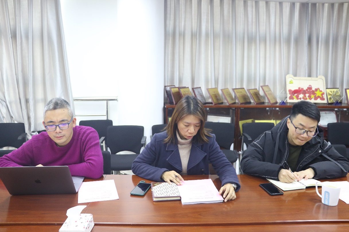 图为总支委员会成员对联系支部述职进行点评 图为总支委员会成员对联系支部述职进行点评