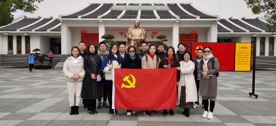 (图为党员同志在陈云纪念馆前合影) (图为党员同志在陈云纪念馆前合影)