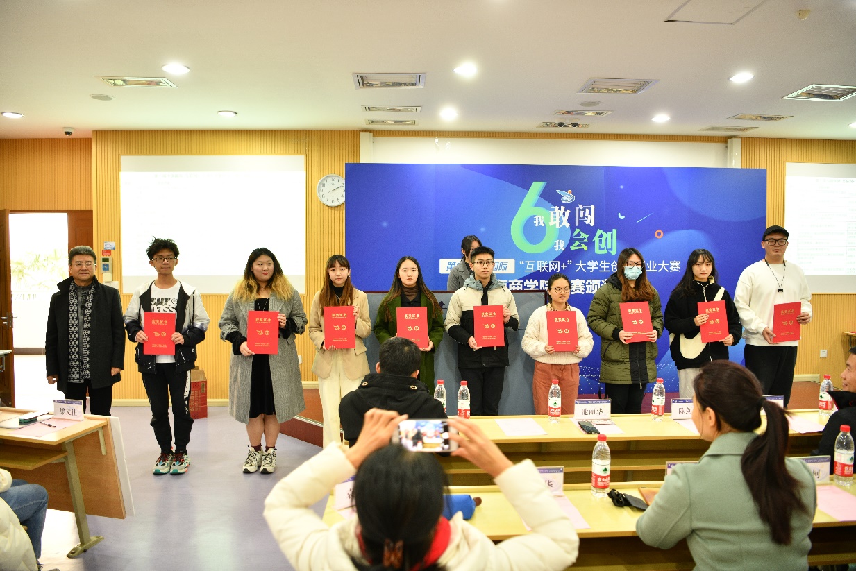 图为陈剑峰副校长和获奖项目学生合影 图为陈剑峰副校长和获奖项目学生合影