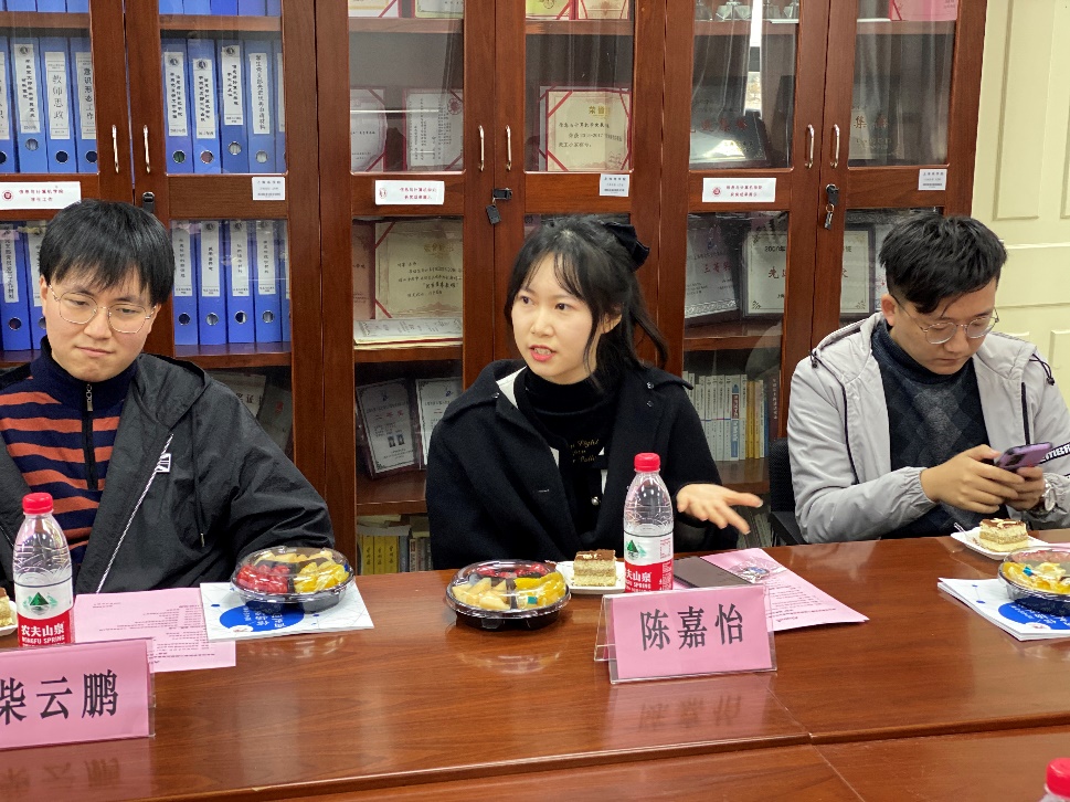 图为与会校友发言 图为与会校友发言