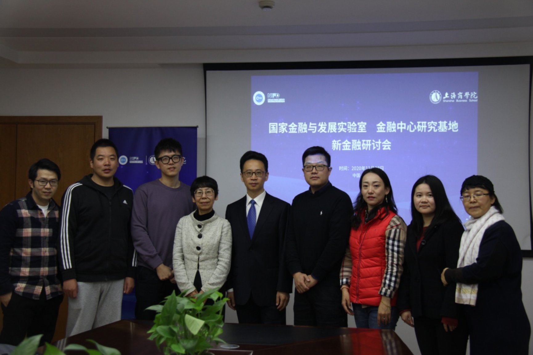 图为研讨专家合影 图为研讨专家合影