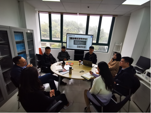图为科研团队吸纳新教师参加研讨