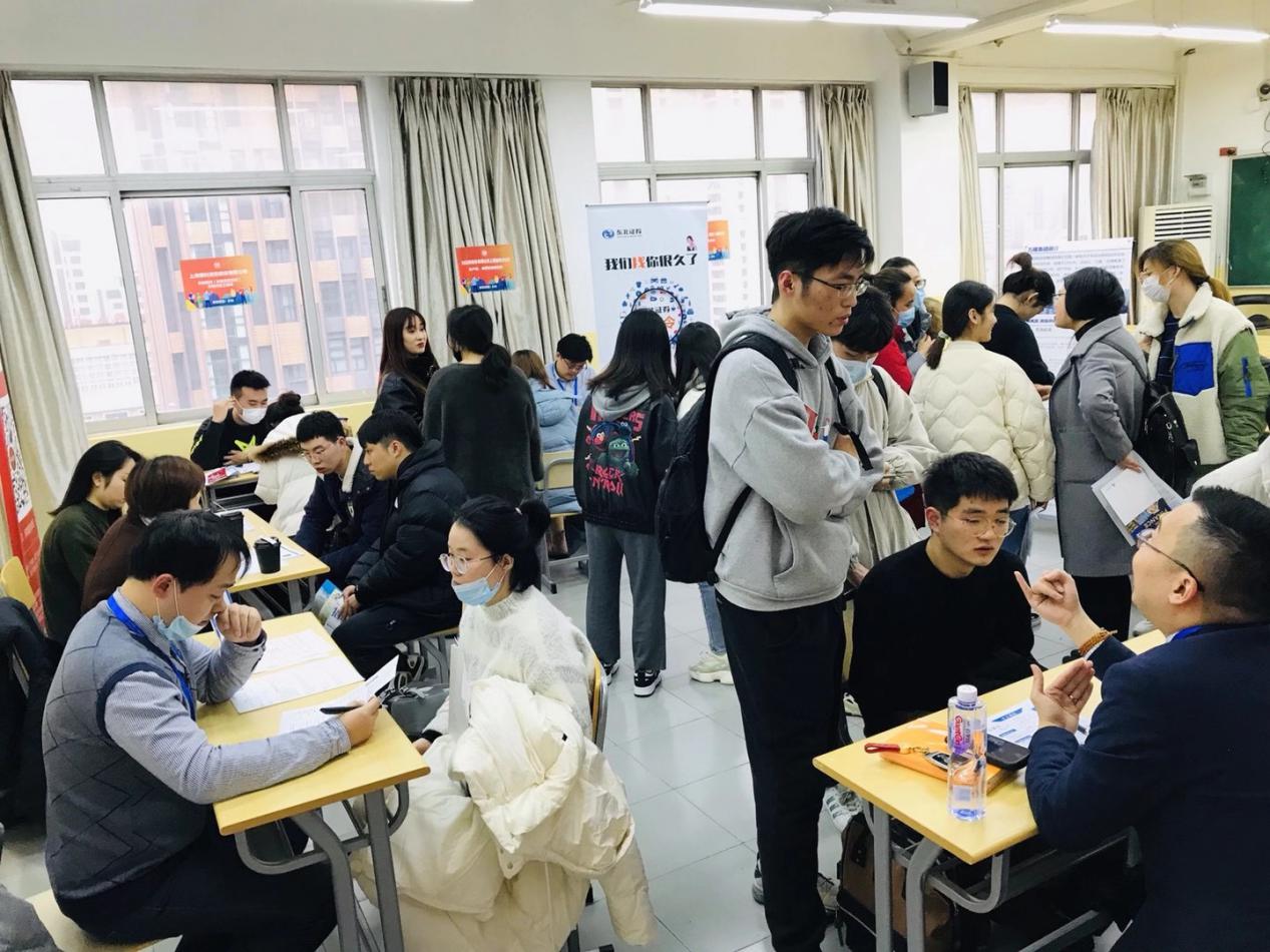 图为招聘会现场 图为招聘会现场