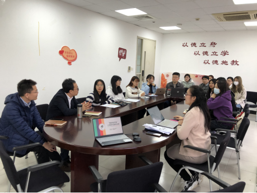 图为师生学术沙龙研讨