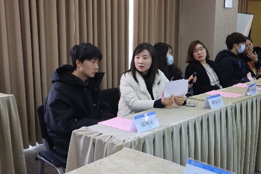 图为党员教师与学生一对一交流