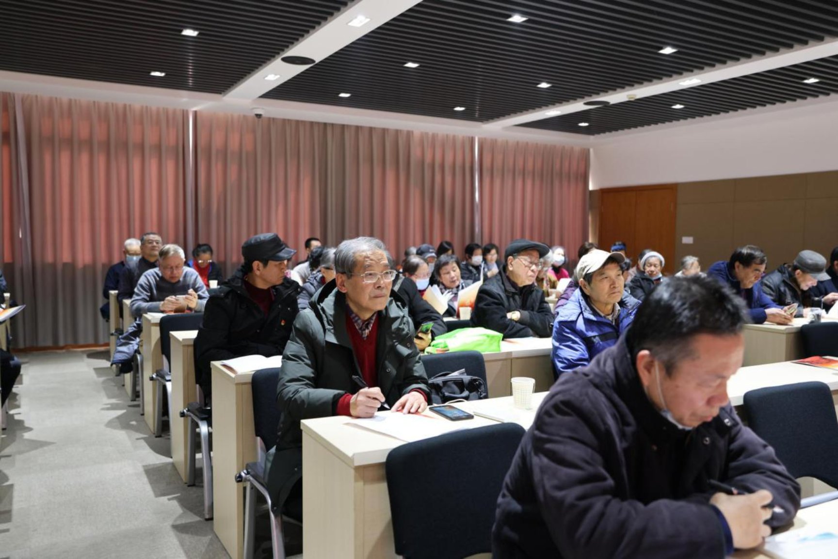 图为全体参会党员 图为全体参会党员